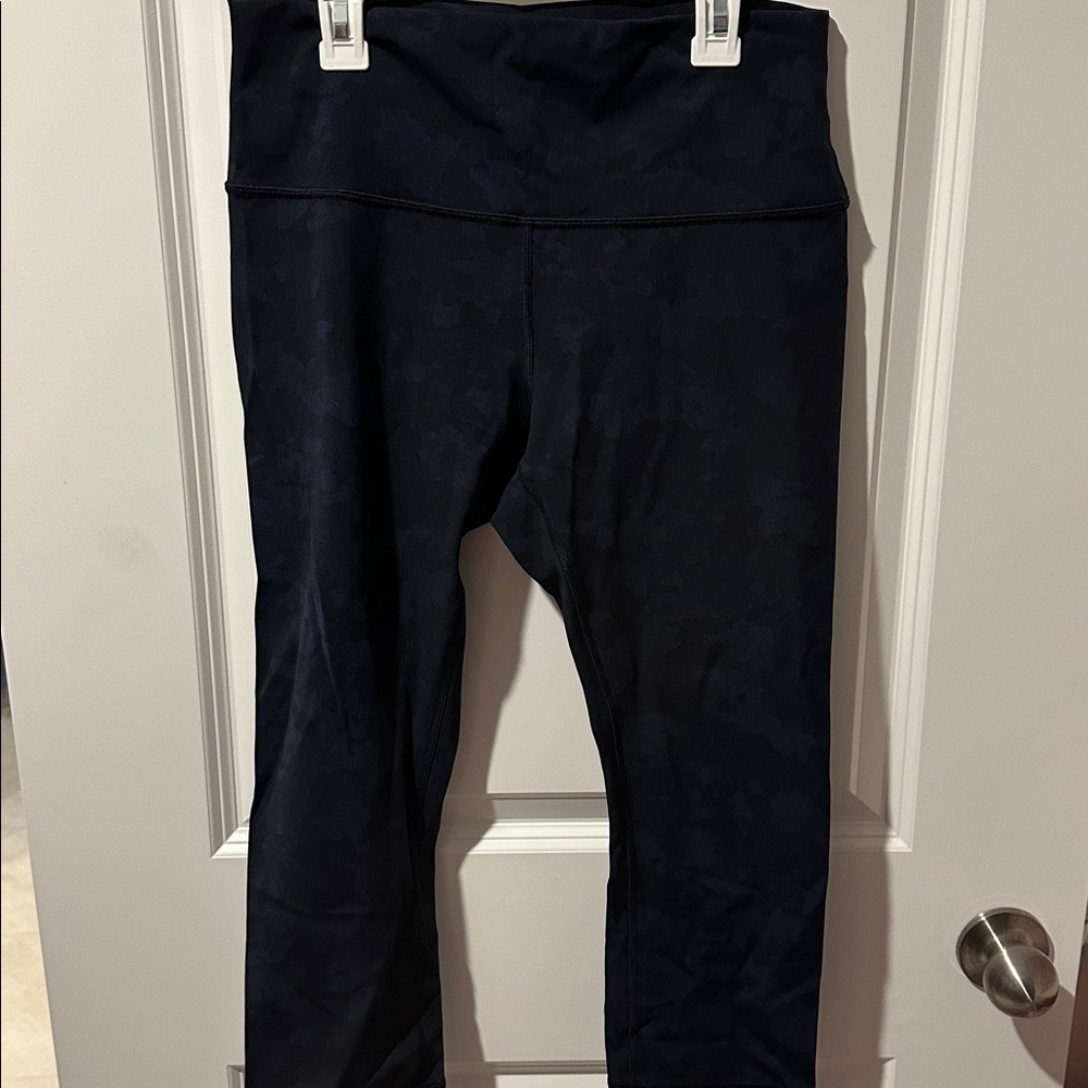 Lululemon Women’s Dark Blue Camouflage Leggings Size 10